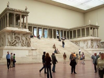 1024px-Berlin_-_Pergamonmuseum_-_Altar_02