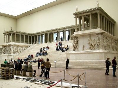 1024px-Pergamonmuseum_Pergamonaltar